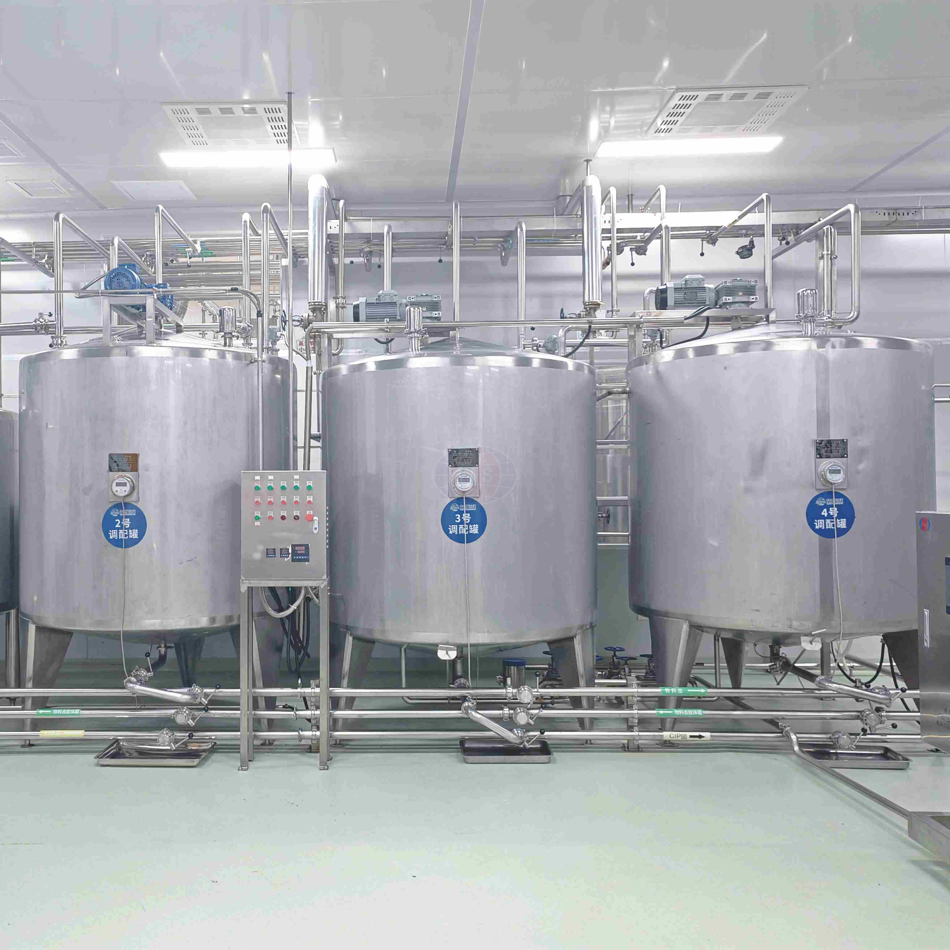 Cuve de m&eacute;lange de jus dans une installation de production